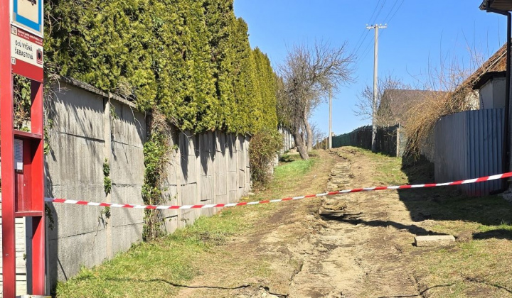 Fotka - REKONŠTRUKCIA SPOJOVACIEHO CHODNÍKA a zástavky MHD vo Vyšnej Šebastovej